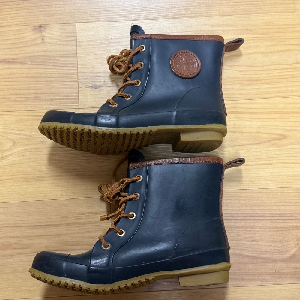 Tory Burch Women's Sz 6 Navy Blue Leather Trimmed Lace Up Short Rainboots - Picture 4 of 13